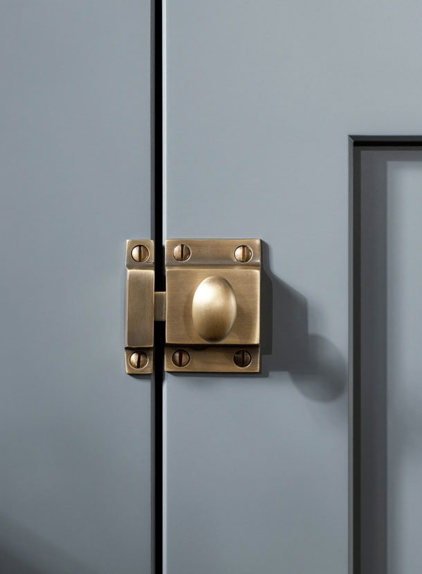 Shaker Latched Handle