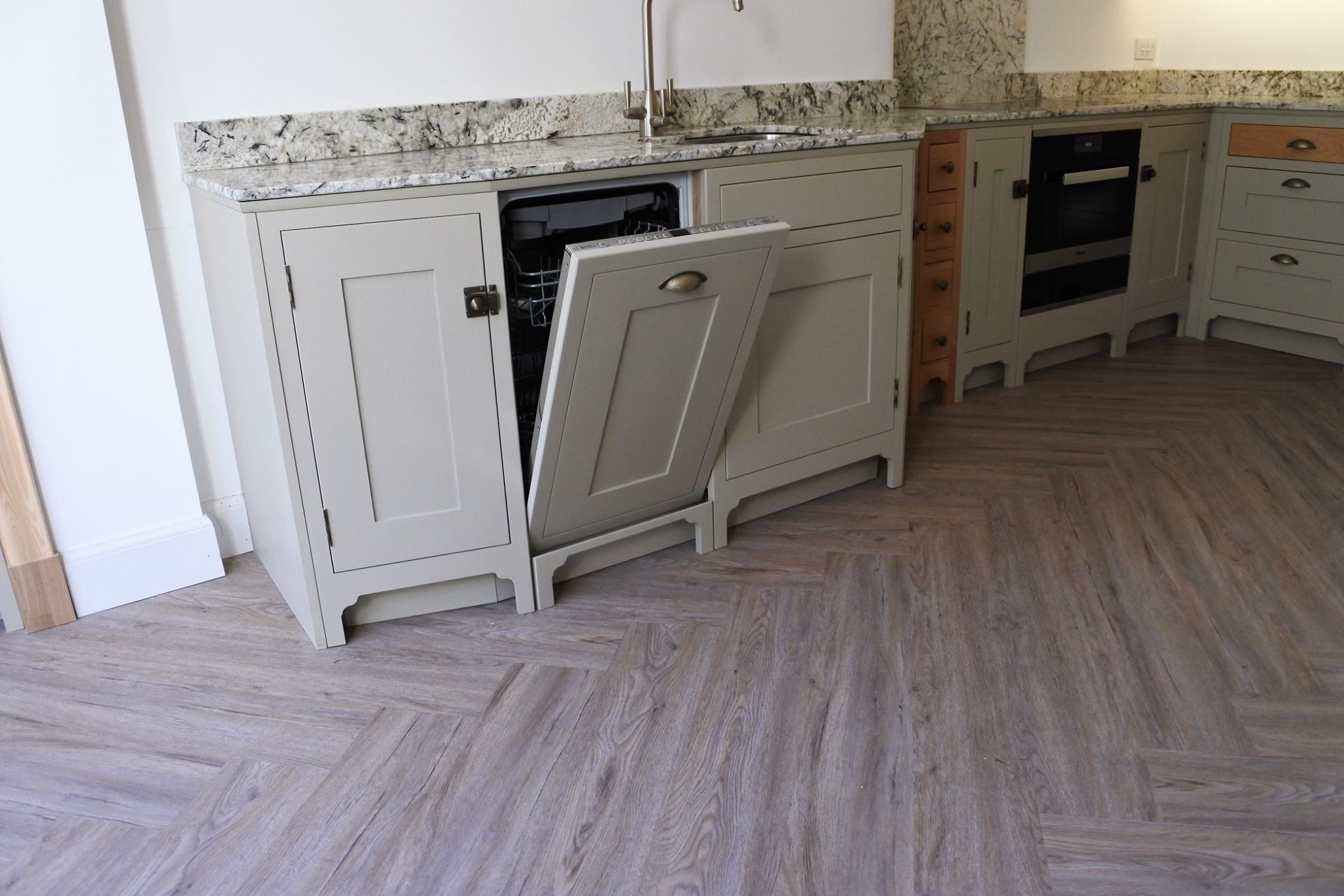 glasgow-bespoke-kitchens-dishwasher