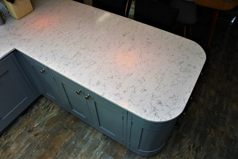 Peninsular Island with White Arabesque Silestone