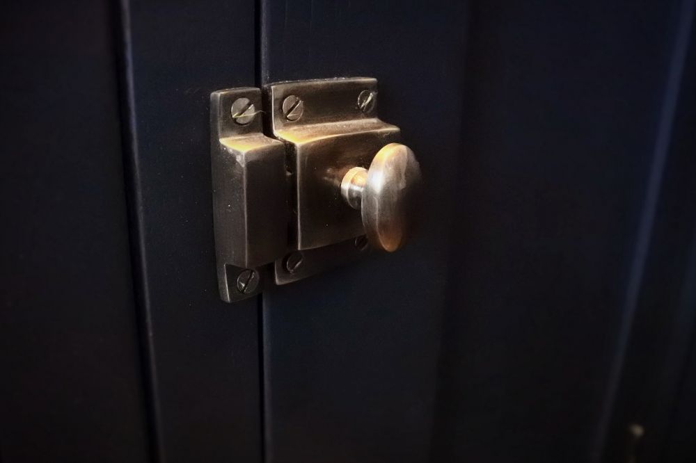 Cabinet latch in Antique Bronze, this just oozing with elegance.
