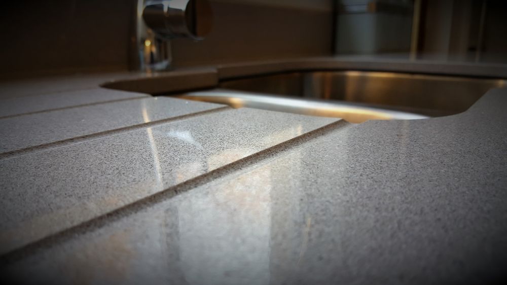 Drainer grooves in Silestone Aluminio Nube