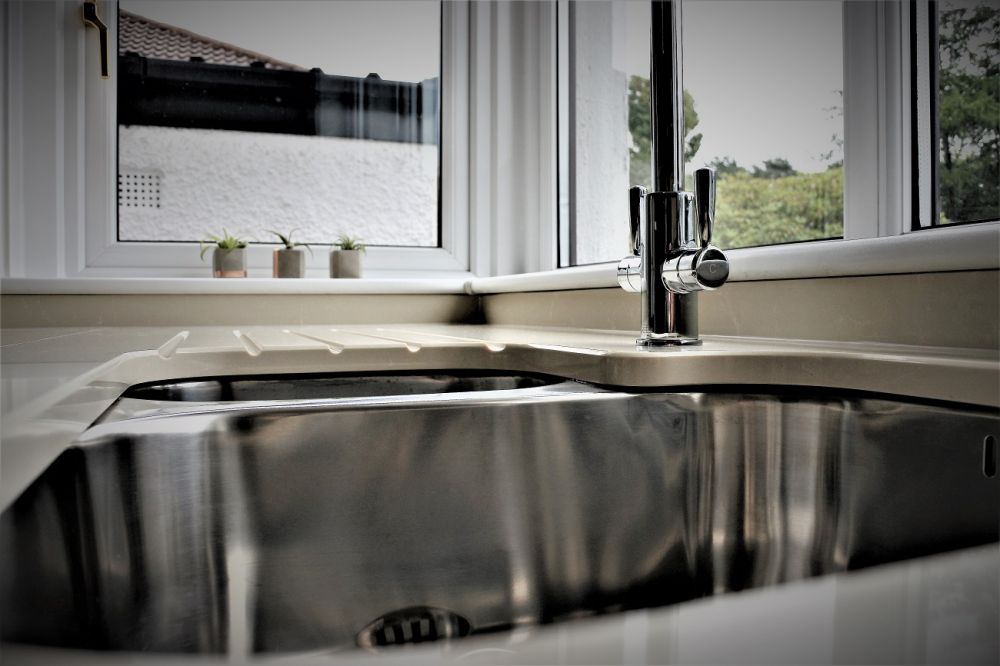 Undermount 1.5 sink with drainer grooves